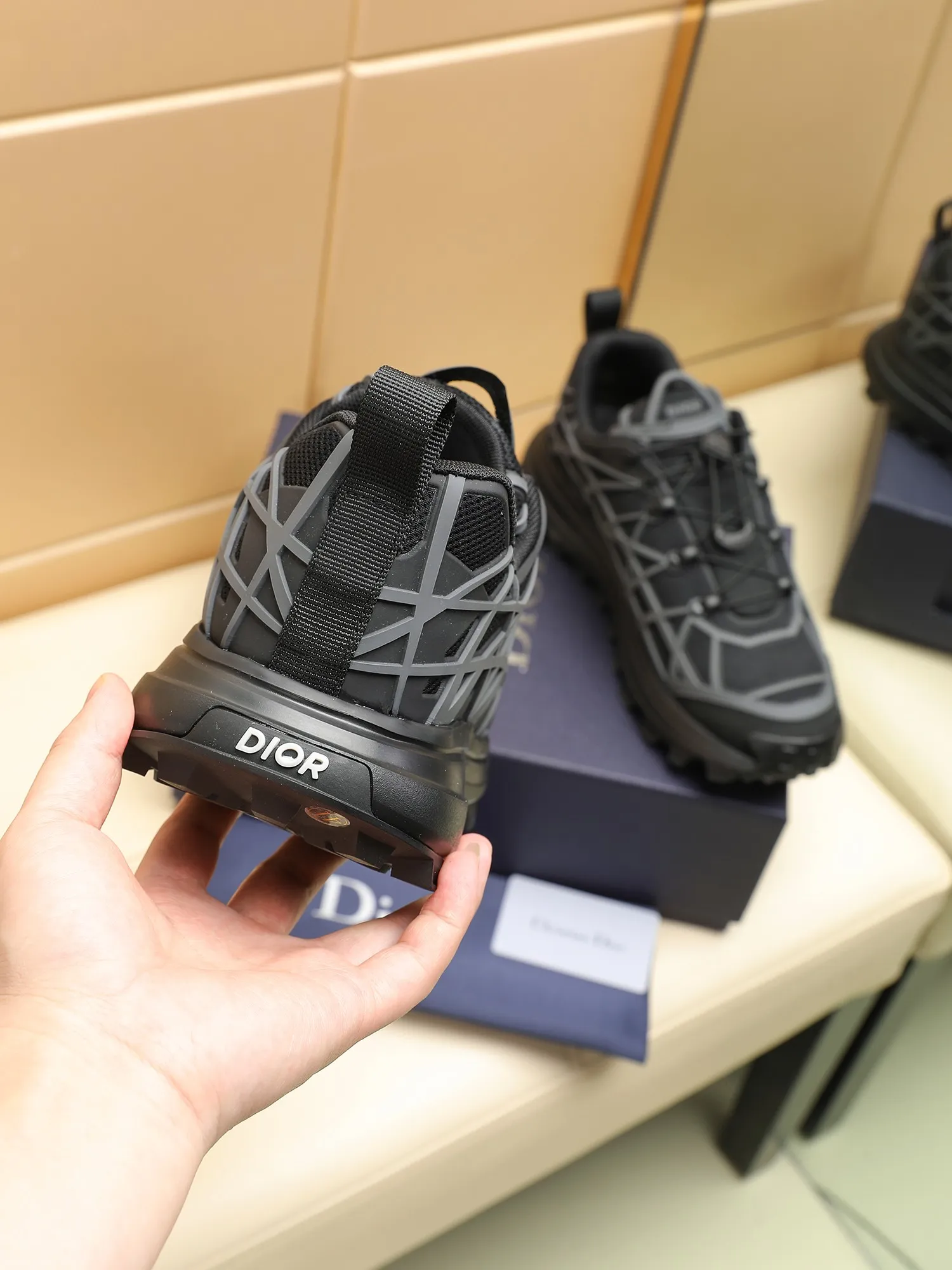 Men's Men's Shoes 💰520 [New Style] 🏍️🏍️Dior-B31 RUNNER sneakers highlight the fashionable silhouette, decorated with curved cannage pattern, reinterpreting classic patterns in a structural style, enriching Dior's 2023 summer men's wear series. Meticulously crafted using the advanced craftsmanship of hiking shoes, it blends outdoor culture with Dior heritage. Code number 38-45, multiple colors available, 38-44 (45 can be customized